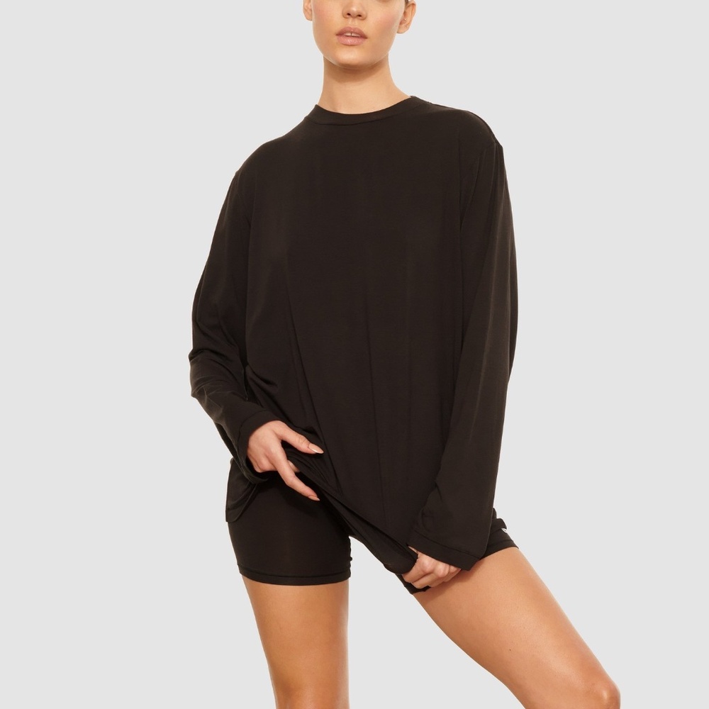 Skims boyfriend long sleeve tee onyx medium